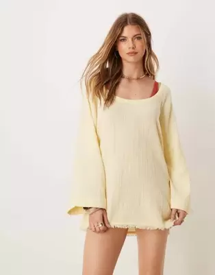 Oferta de ASOS DESIGN Callie cheesecloth frayed long sleeve reversible beach dress in buttermilk por $30 en ASOS