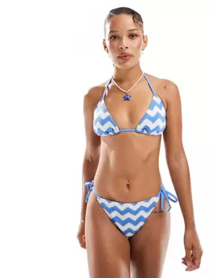 Oferta de New Look wave crochet tie side bikini bottom in blue por $10.99 en ASOS