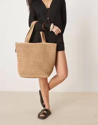 Oferta de ASOS DESIGN straw crochet tote bag por $18 en ASOS