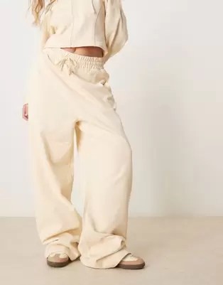 Oferta de ASOS DESIGN seam detail co-ord jogger in buttermilk yellow por $45 en ASOS
