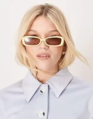 Oferta de ASOS DESIGN narrow bevelled square sunglasses in buttermilk yellow por $24 en ASOS