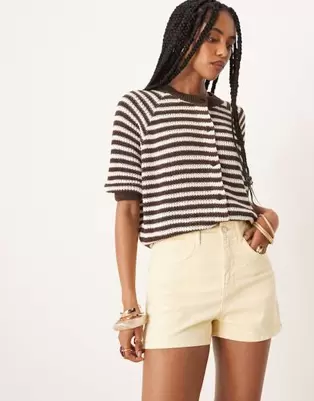 Oferta de ASOS DESIGN denim a line short in buttermilk yellow por $51 en ASOS