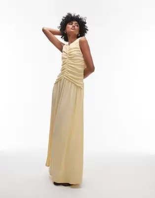 Oferta de Topshop drop waist ruched maxi dress in buttermilk por $76 en ASOS