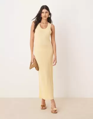 Oferta de ASOS DESIGN knitted scoop neck textured midaxi dress in buttermilk por $54 en ASOS