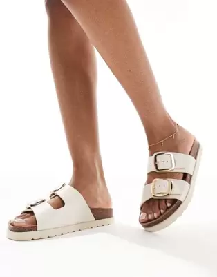 Oferta de New Look double strap sandal with buckles in off white por $17.99 en ASOS
