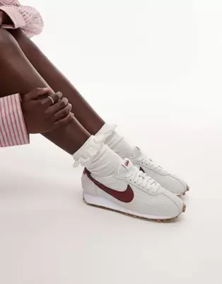 Oferta de Nike LD-1000 trainers in white and burgundy por $89.99 en ASOS