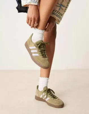 Oferta de Adidas Originals Handball spezial trainers in olive and violet por $90 en ASOS