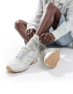 Oferta de Skechers Slip-ins hillcrest kamalino hiker in light grey por $79 en ASOS