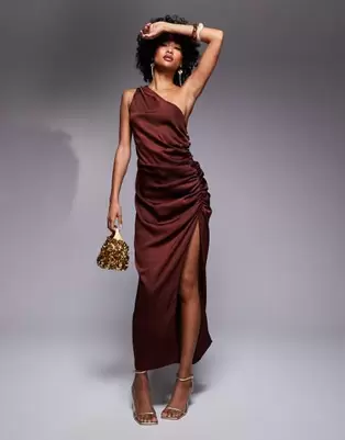 Oferta de ASOS DESIGN one shoulder satin ruched side midi dress in chocolate brown por $45 en ASOS