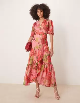 Oferta de Hope & Ivy flutter sleeve maxi wrap dress with tie waist in red multi por $90 en ASOS