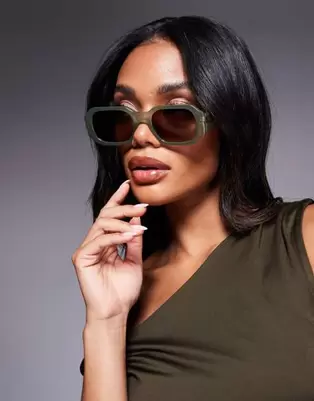 Oferta de Quay hyped up rectangular sunglasses in olive green por $56 en ASOS