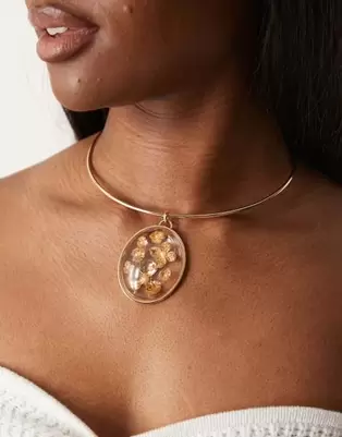 Oferta de ASOS DESIGN necklace with fine wire and trapped floral detail in gold tone por $12 en ASOS
