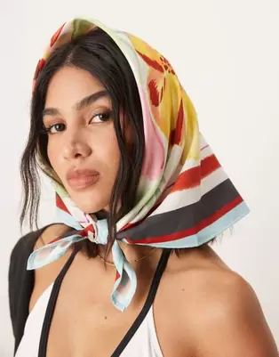 Oferta de ASOS DESIGN watercolour floral print medium headscarf por $12 en ASOS