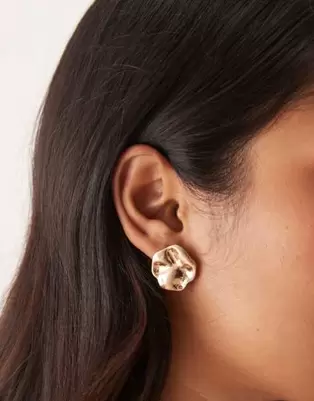 Oferta de ASOS DESIGN stud earrings with molten design in worn gold tone por $6 en ASOS