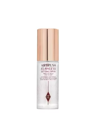 Oferta de Charlotte Tilbury Airbrush Flawless Setting Spray Travel Size por $27.99 en ASOS