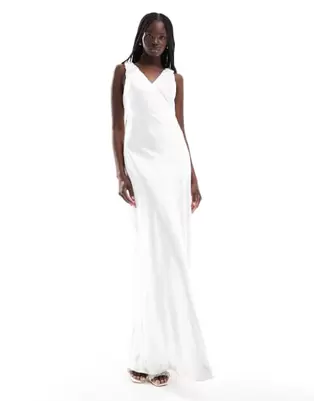 Oferta de Six Stories Bridal gathered satin maxi dress in soft white por $130 en ASOS