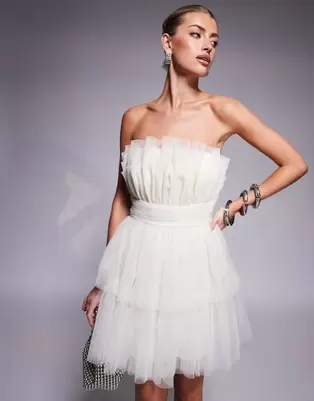 Oferta de Lace & Beads tiered structured mini dress in ivory por $85 en ASOS