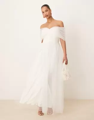 Oferta de Lace & Beads bow off shoulder tulle maxi dress in ivory por $110 en ASOS