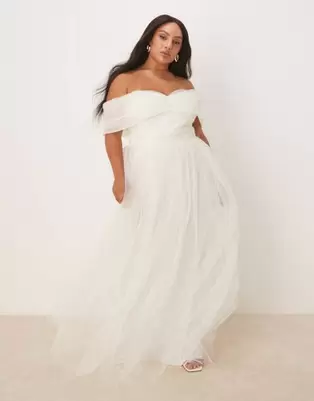 Oferta de Lace & Beads Plus bow off shoulder tulle maxi dress in ivory por $110 en ASOS