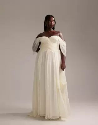 Oferta de ASOS DESIGN Curve pleated corset maxi wedding dress with draped sleeves in ivory por $165 en ASOS