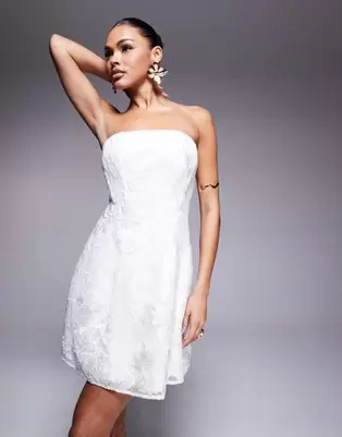 Oferta de Forever New Bridal bandeau embroidered lace mini dress in ivory por $120 en ASOS