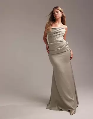 Oferta de ASOS DESIGN satin bandeau bridesmaid maxi dress in light green por $120 en ASOS