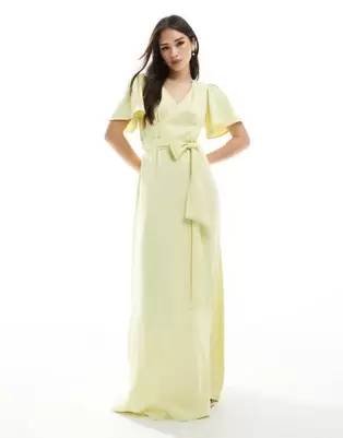 Oferta de Maids to Measure Bridesmaid flutter sleeve maxi dress in lemon por $150 en ASOS