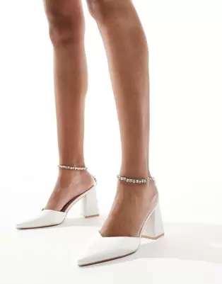 Oferta de Be Mine Wide Fit Bridal Nella embellished ankle strap block heeled shoes in ivory por $23.5 en ASOS