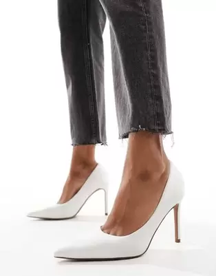 Oferta de ASOS DESIGN Paphos pointed high heeled court shoes in ivory satin por $26 en ASOS