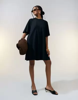 Oferta de ASOS DESIGN T shirt swing mini dress in black por $16 en ASOS