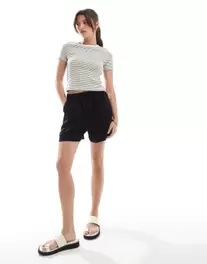 Oferta de New look linen pull on short in black por $19.99 en ASOS