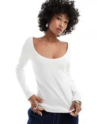 Oferta de Monki long sleeve scoop back top in off white por $13 en ASOS
