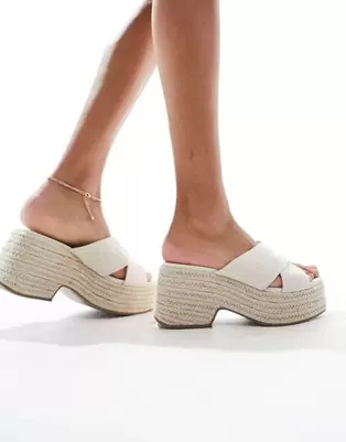 Oferta de ASOS DESIGN Toy cross strap wedges in natural fabrication por $12.5 en ASOS