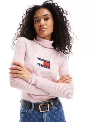 Oferta de Tommy Jeans turtleneck long sleeve knit top in pink por $72 en ASOS
