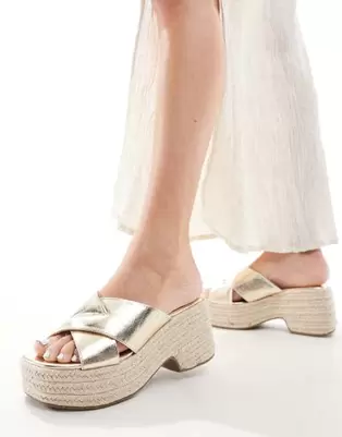 Oferta de ASOS DESIGN Toy cross strap wedges in gold por $11 en ASOS