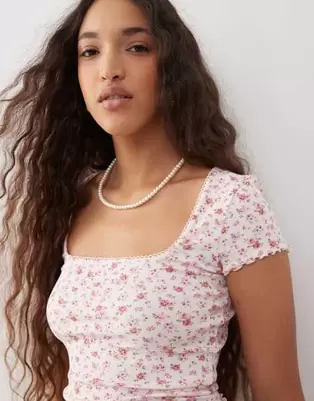 Oferta de Miss Selfridge lace trim rib short sleeve top in ditsy floral por $15.99 en ASOS
