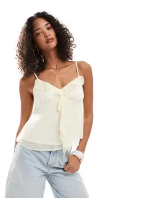 Oferta de Miss Selfridge chiffon ruffle cami top in buttermilk por $27.99 en ASOS