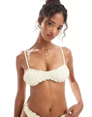 Oferta de Miss Selfridge frill ruched bikini top in buttermilk por $17.99 en ASOS