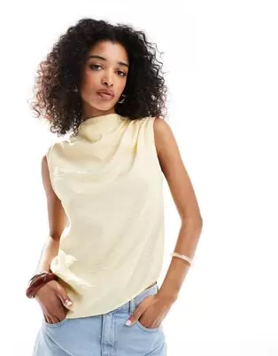 Oferta de ASOS DESIGN drapey asymmetric sleeveless top in yellow por $34.99 en ASOS