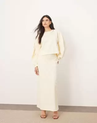 Oferta de ARRANGE textured jersey boxy top and maxi skirt co-ord with pleat sleeve detail in buttermilk por $120.98 en ASOS