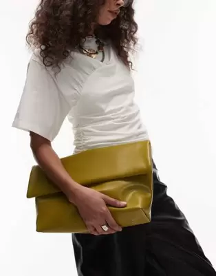Oferta de Topshop Georgia folded clutch grab bag in green por $28 en ASOS