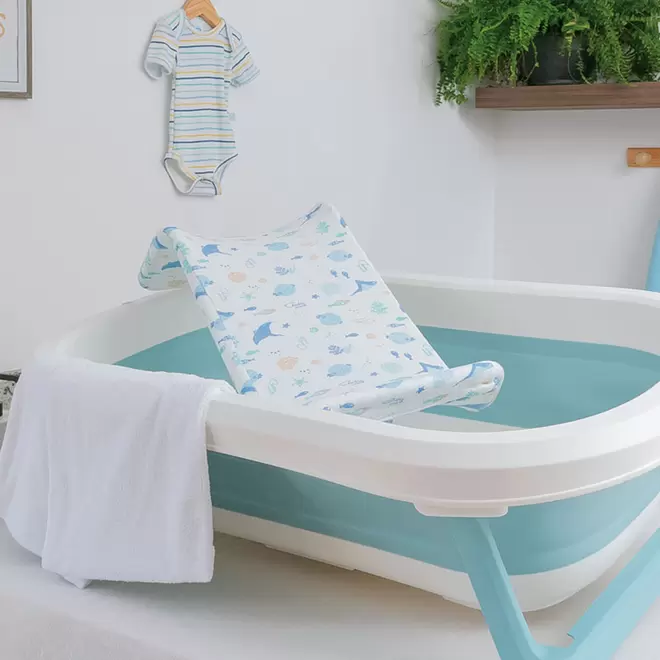 Oferta de Soporte para tina ergonómico con toalla de repuesto, para un baño más relajado por $299 en Baby mink