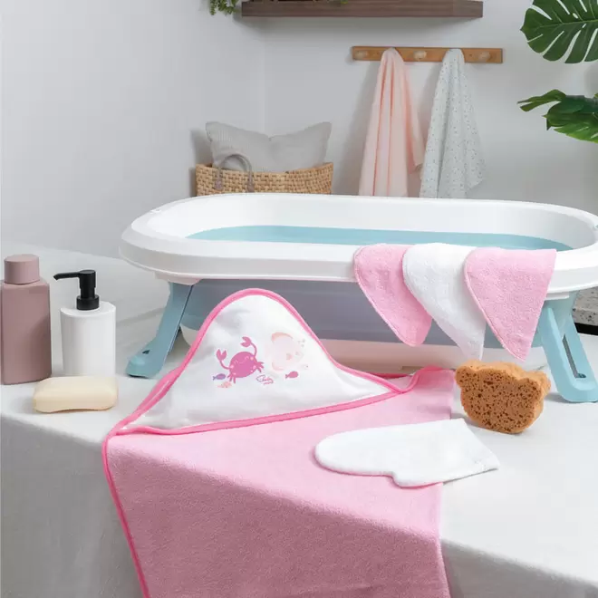 Oferta de El set de regalo perfecto para el momento de la ducha del bebé. Práctico diseño para arropar al bebé al salir de la ducha por $299 en Baby mink