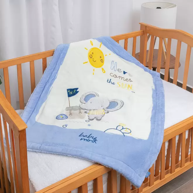 Oferta de Edredón con borrega y llamativo bordado, con práctica medida 100 x 80 cm por $449 en Baby mink