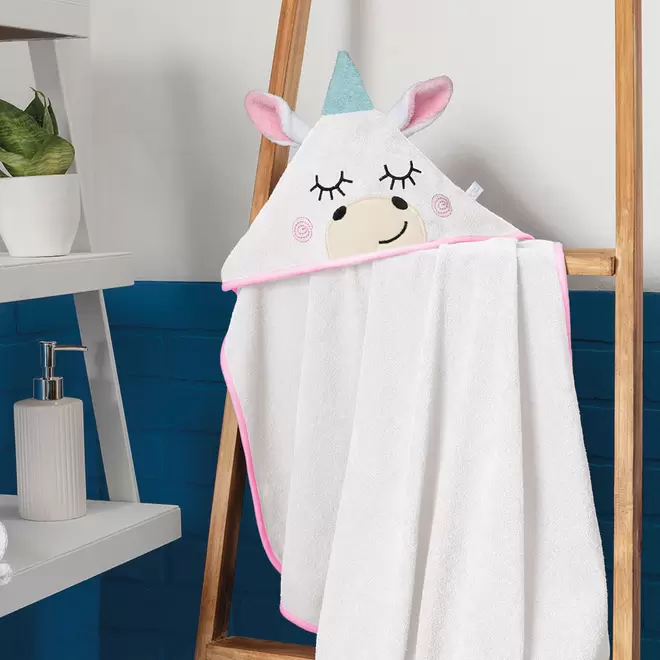 Oferta de Salida de baño con capucha y bordado de tiernos animales, 90 x 70 cm por $259 en Baby mink
