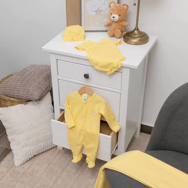Oferta de Conjunto 3 pzas para salir del hospital en color amarillo de la buena suerte; mameluco con pies, pañalero cruzado y gorro por $358 en Baby mink
