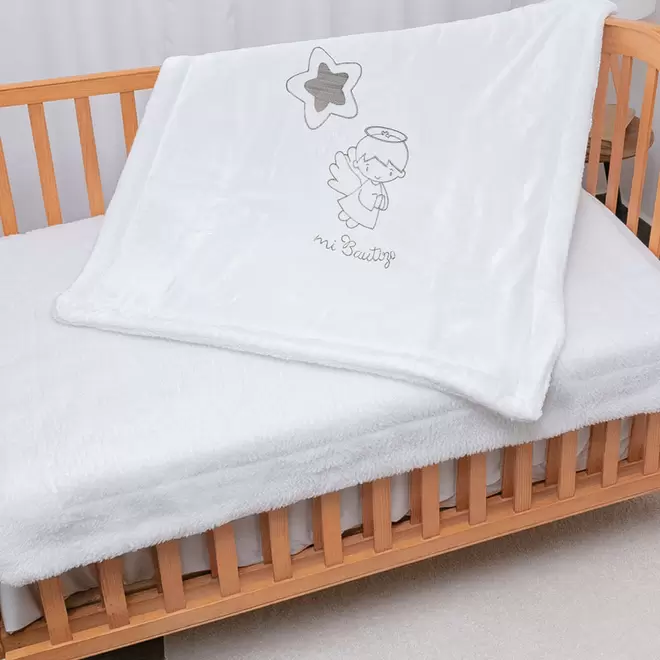 Oferta de Edredón con borrega y llamativo bordado, ideal para vestir la cuna de tu bebé, 1.30 x 100 cm por $559 en Baby mink