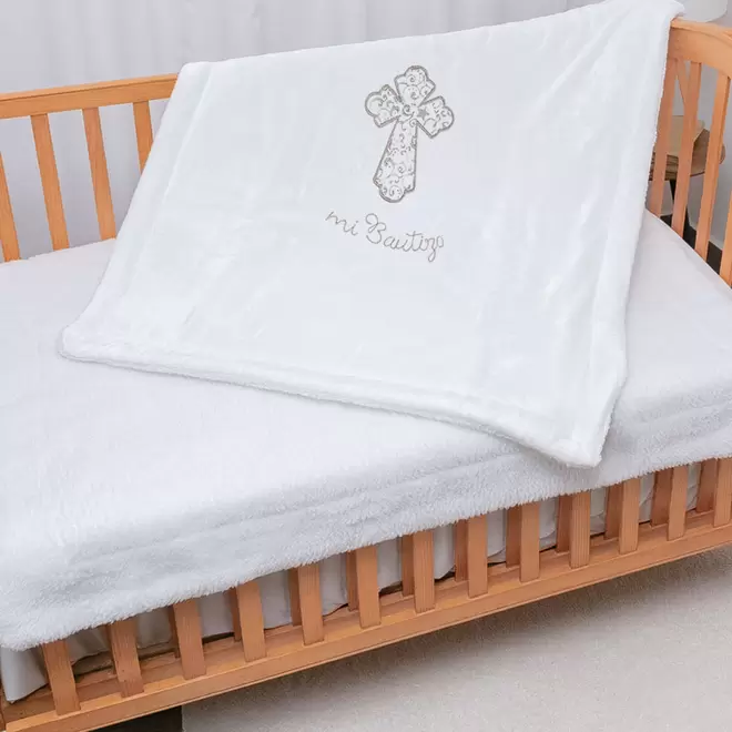Oferta de Edredón con borrega y llamativo bordado, ideal para vestir la cuna de tu bebé, 1.30 x 100 cm por $475.15 en Baby mink