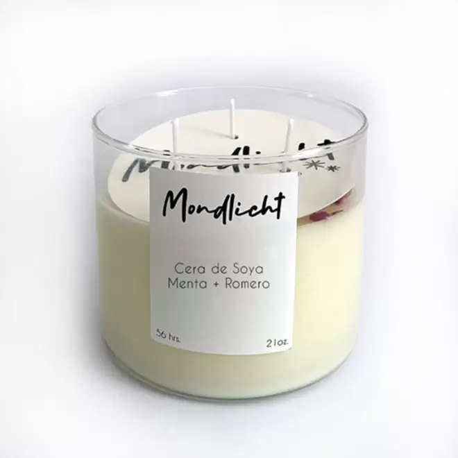 Oferta de Vela artesanal en vaso MONDLICHT™ aroma menta y romero por $338 en Bed Bath & Beyond