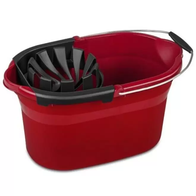 Oferta de Cubeta con exprimidor Sterilite® color rojo por $148 en Bed Bath & Beyond